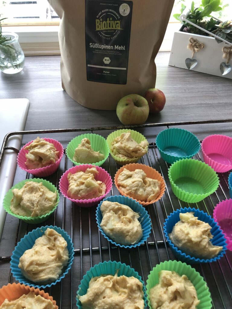 Low Carb Apfel-Streusel Muffins mit Süßlupinienmehl ohne Mehl und ohne Zucker