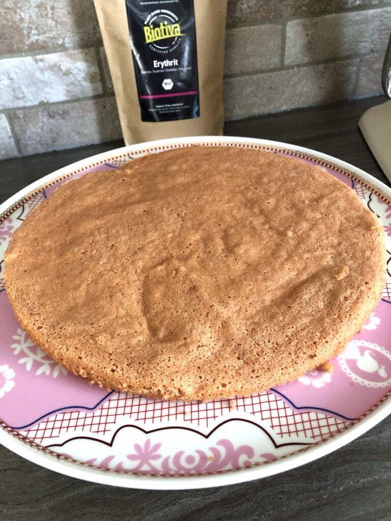 Low Carb Biskuitboden ohne Mehl und ohne Zucker mit Himbeerpulver von Biotiva