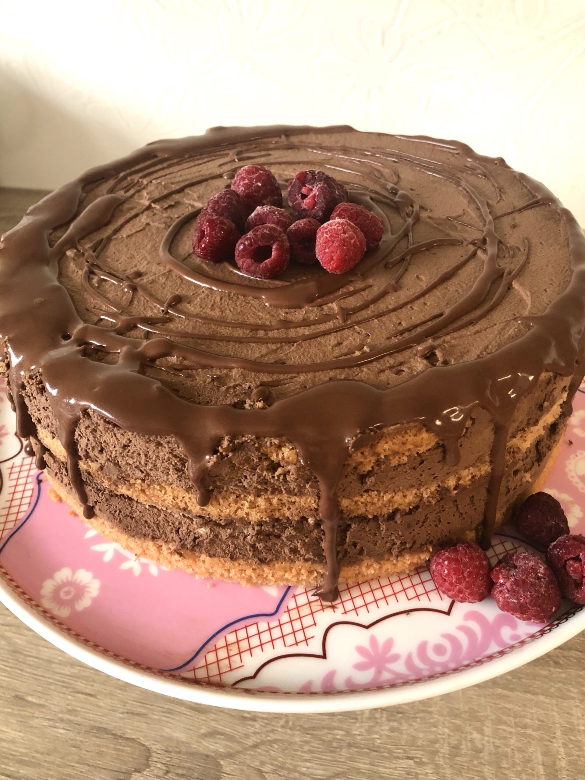 Low Carb Himbeer-Schokomousse Torte mit Himbeerpulver ohne Mehl und ohne Zucker