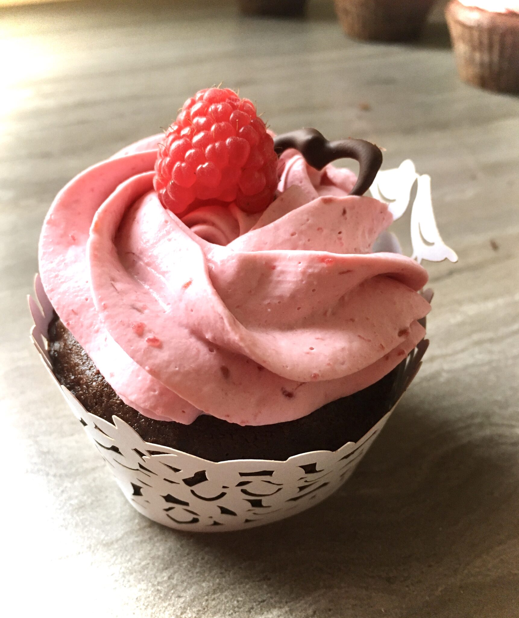 Saftige Low Carb Schokoladen Cupcakes mit Schokokern